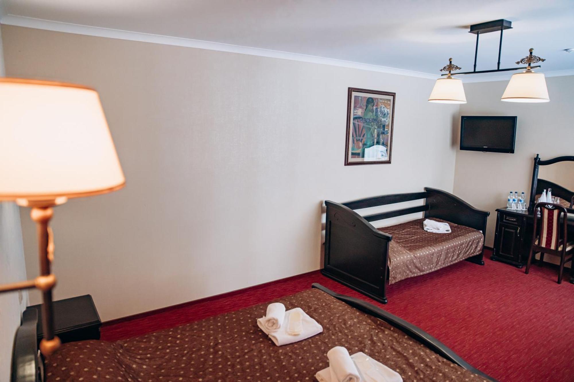 Sherwood Hotel Долгомостиска Экстерьер фото